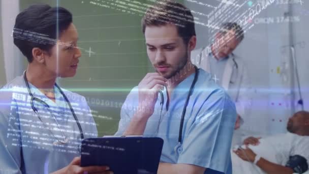 タブレットを使用して多様な医師や患者に対するデータ処理のアニメーション グローバル医療 デジタルインターフェースの概念デジタル生成されたビデオ — ストック動画