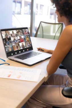 Afrikalı Amerikalı iş kadını iş arkadaşlarıyla görüntülü görüşme yapıyor. Küresel iş ve dijital arayüz kavramı, dijital kompozit resim.