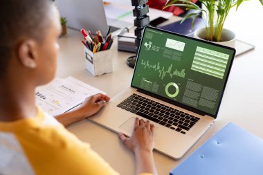 Afro-Amerikalı iş kadını veri işleme için dizüstü bilgisayar kullanıyor. Küresel iş ve dijital arayüz kavramı, dijital kompozit resim.