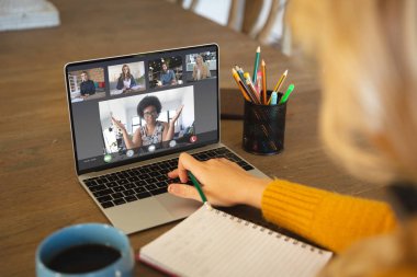 Kafkasyalı iş kadınının iş arkadaşlarıyla görüntülü konuşma yapması. Küresel iş ve dijital arayüz kavramı dijital olarak oluşturulmuş görüntü.