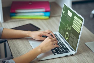 Kafkasyalı iş kadınının bilgisayardaki veri işleme kompozisyonu. Küresel iş ve dijital arayüz kavramı dijital olarak oluşturulmuş görüntü.