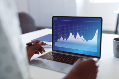 Afro-Amerikalı iş kadını veri işleme için dizüstü bilgisayar kullanıyor. Küresel iş ve dijital arayüz kavramı, dijital kompozit resim.