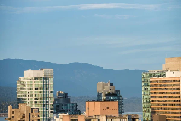 Edificios Ciudad Contra Cielo Azul Sobre Montaña — Foto de Stock