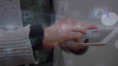 Aşıyla şırınga tutan bilim adamının veri işleme animasyonu. Dijital arayüz teknolojisi ve ağ konsepti dijital olarak oluşturuldu.