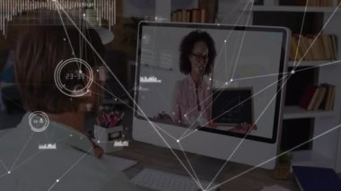 Video görüşmesi için bilgisayar kullanan Kafkasyalı iş adamı üzerinden bağlantı ağının animasyonu. Küresel teknoloji, bağlantılar ve dijital arayüz konsepti dijital olarak oluşturulmuş video.