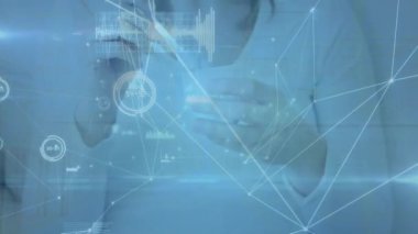 Oklar üzerinde dönen DNA iplikçiklerinin animasyonu mavi arka planda bilimsel veri işleme. Küresel teknoloji dijital arayüz ve bağlantılar konsepti dijital olarak oluşturuldu.