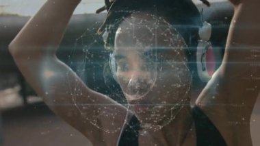 Afrika kökenli Amerikalı bir kadının egzersiz yaptığı dünya çapındaki bağlantıların ve ışık yollarının animasyonu. Dijital olarak oluşturulmuş küresel bağlantılar, spor ve dijital arayüz kavramı.