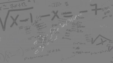 Matematiksel denklemlerin beyaz arka plandaki animasyonu. Küresel iş dijital arayüzü ve teknoloji konsepti dijital olarak oluşturulmuş video.