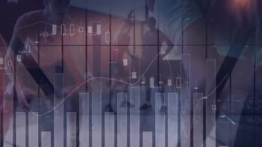Odak şehir ışıklarının üzerindeki istatistik ve finansal veri işleme animasyonları. Küresel spor dijital arayüzü teknolojisi ve dijital olarak oluşturulan ağ konsepti.