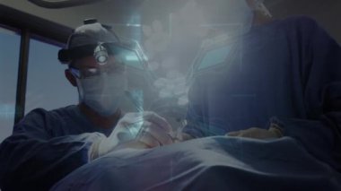 Ameliyat sırasında Kafkas cerrahları üzerinde veri işleme animasyonu. Küresel tıp ve dijital arayüz kavramı dijital olarak oluşturulmuş video.