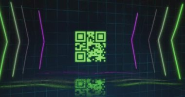 QR kodunun siyah arkaplanda 6g üzerinde bilgisayar devre kartı ile animasyonu. Küresel teknoloji, bilgisayar ve dijital arayüz kavramı dijital olarak oluşturulmuş video.