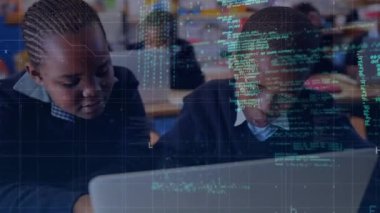 Diz üstü bilgisayar kullanan Afro-Amerikan öğrencilerin veri işleme animasyonu. Küresel eğitim, bilgisayar ve dijital arayüz kavramı dijital olarak oluşturulmuş video.