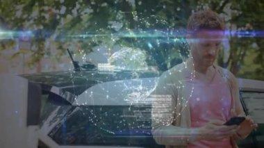Küre animasyonu, elektrikli araç şarj istasyonunda cep telefonu kullanan beyaz adamın verileri. Dijital bileşik, çoklu pozlama, ulaşım, teknoloji, sürdürülebilir enerji, bağlantı.