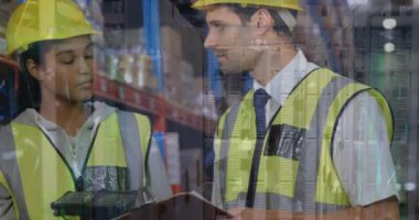 Kafkasyalı iki beyaz torba üzerinde veri işleme animasyonu. Küresel gönderim ve bağlantılar konsepti dijital olarak oluşturulmuş video.