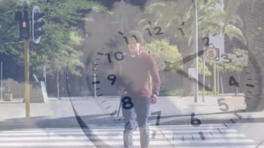 Akıllı telefonlu bir kadın üzerinde saat taraması ve sosyal medya simgeleri. Tıbbi araştırma ve teknoloji konsepti.