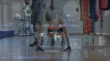 Finansal veri işleme üzerinde çalışan iş adamlarının veri işleme animasyonu. Küresel iş bağlantıları dijital arayüz ve teknoloji konsepti dijital olarak oluşturulmuş video.