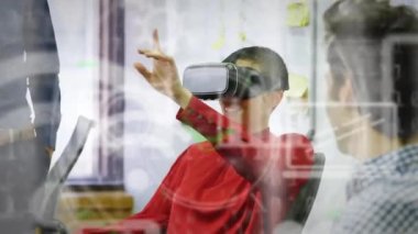 VR kulaklık kullanan melez kadın üzerindeki veri işleme ve simgelerle dürbün taramasının animasyonu. Küresel teknoloji, bilgisayar ve dijital arayüz kavramı dijital olarak oluşturulmuş video.