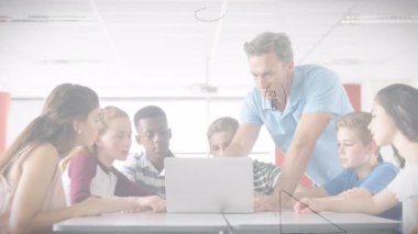 Matematiksel denklemlerin öğretmenle farklı okul öğrencileri üzerindeki animasyonu. Küresel eğitim ve dijital arayüz kavramı dijital olarak oluşturulmuş video.