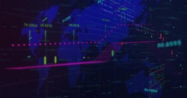 Finansal veri işleme animasyonu dünya haritasında siyah arka planda. Küresel teknoloji, finans ve dijital arayüz kavramı dijital olarak oluşturulmuş video.