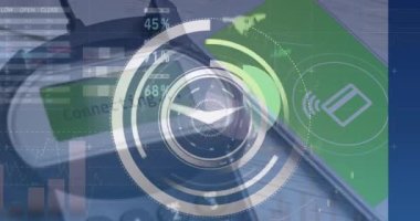 Ödeme terminali ve akıllı telefon üzerinden veri işleme animasyonu. Küresel iş ve dijital arayüz kavramı dijital olarak oluşturulmuş video.