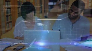 Tablet kullanan iş adamları üzerinde veri işleme animasyonu. Küresel iş dijital arayüzü teknolojisi ve dijital olarak oluşturulan ağ konsepti.