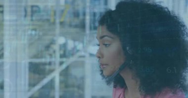 VR kulaklığı kullanarak insanların üzerindeki dünya ve bağlantılar ağının animasyonu. Küresel iş iletişimi ve veri ağı konsepti dijital olarak oluşturulmuş video.