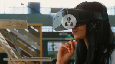 VR kulaklık kullanan iki ırklı kadının üzerindeki simgelerle yapılan taramaların animasyonu. Küresel teknoloji, bilgisayar ve dijital arayüz kavramı dijital olarak oluşturulmuş video.