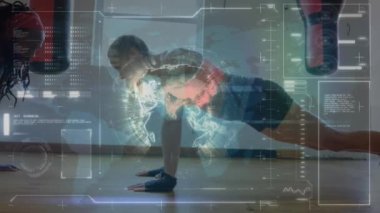 Afrika kökenli Amerikalı erkek koçla egzersiz yapan beyaz kadın sporcunun veri işleme animasyonu. Küresel iş, spor ve dijital arayüz kavramı dijital olarak oluşturulmuş video.