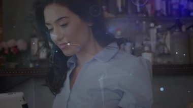 Tablet kullanan beyaz iş kadını üzerinden bağlantı ağının animasyonu. Küresel iş ve dijital arayüz kavramı dijital olarak oluşturulmuş video.