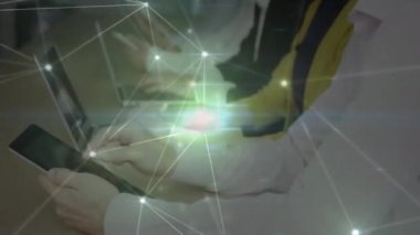 Laptop kullanan beyaz iş adamları üzerinden bağlantı ağının animasyonu. Küresel iş ve dijital arayüz kavramı dijital olarak oluşturulmuş video.