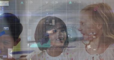 Çeşitli okul çocukları üzerinde veri işleme ve göz animasyonu. Küresel iş ve dijital arayüz kavramı dijital olarak oluşturulmuş video.