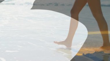 Sahilde beyaz bir kadının üzerindeki şekillerin animasyonu. Tatiller ve dijital arayüz kavramı dijital olarak oluşturulmuş video.