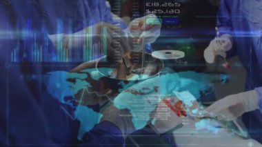 Ameliyat sırasında cerrahların üzerinde veri işleme animasyonu. Küresel tıp ve dijital arayüz kavramı dijital olarak oluşturulmuş video.