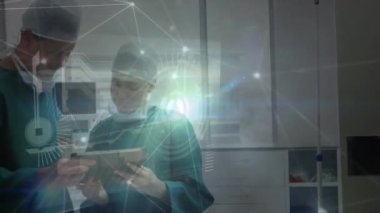 Tablet kullanan beyaz cerrahlar üzerinden bağlantı ağının animasyonu. Küresel tıp ve dijital arayüz kavramı dijital olarak oluşturulmuş video.