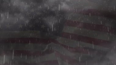 Amerikan bayrağının üzerine düşen yağmur animasyonu. Ulusal bayraklar, vatanseverlik ve dijital arayüz konsepti dijital olarak oluşturulmuş video.