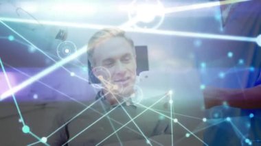 Kafkas kadın cerrah üzerinden hastayla tablet kullanarak bağlantı ağının animasyonu. Küresel tıp ve dijital arayüz kavramı dijital olarak oluşturulmuş video.