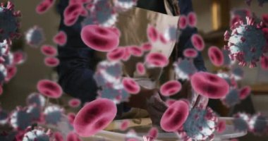 Afro-Amerikan kadın çömlekçi üzerinde kan ve virüs hücrelerinin canlandırılması. Covid 19 salgın hastalık ve dijital arayüz kavramı dijital olarak oluşturulmuş video.