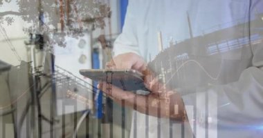 Tablet kullanan beyaz adamın veri işleme animasyonu. küresel iş ve dijital arayüz kavramı dijital olarak oluşturulmuş video.