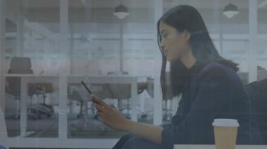 Tablet kullanan iki ırklı iş kadınının veri işleme animasyonu. küresel iş ve dijital arayüz kavramı dijital olarak oluşturulmuş video.