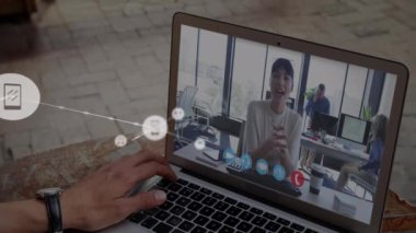 Çift ırklı iş kadınının video görüşmesi ile ilgili bağlantı ağının animasyonu. Küresel iş ve dijital arayüz kavramı dijital olarak oluşturulmuş video.