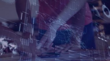 Çeşitli iş adamları üzerinde dünya haritasıyla veri işleme animasyonu. Küresel teknoloji, finans ve dijital arayüz kavramı dijital olarak oluşturulmuş video.