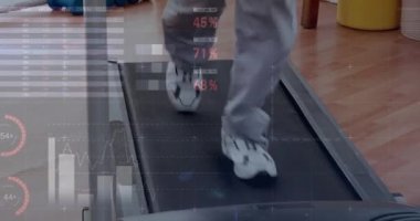 Koşu bandında koşan kadının finansal veri işleme animasyonu. Küresel teknoloji, spor ve dijital arayüz kavramı dijital olarak oluşturulmuş video.