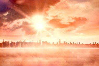 Şehrin üzerinde güneş parlıyor