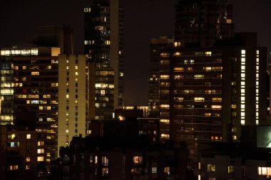 Gece şehir aydınlatılmış binalar