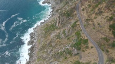 Deniz kıyısındaki dağın havadan görünüşü