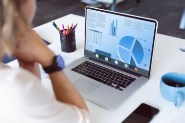 Kafkasyalı iş kadını veri işleme bilgisayarını kullanıyor. Küresel iş ve veri işleme kavramı, dijital kompozit resim.