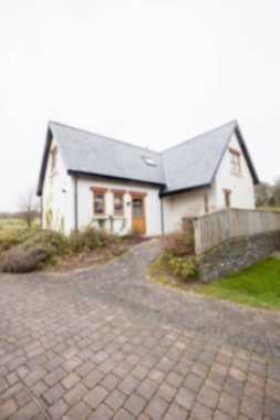 İkamet evinin yanındaki patika temiz gökyüzüne karşı.