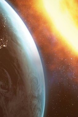 Uzayda Dünya 'nın üzerinde parlayan güneş