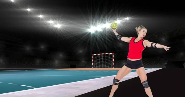 Konzentrierte Kaukasische Handballerin Zeigt Beim Ballwurf Auf Das Beleuchtete Stadion — Stockfoto