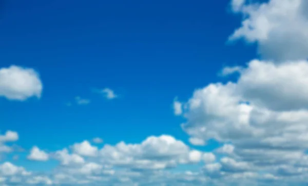 Ειδυλλιακή Βολή Του Ουρανού Λευκά Σύννεφα — Φωτογραφία Αρχείου